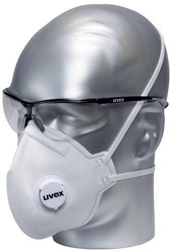 Silberne Schaufensterpuppe trägt eine Schutzmaske und eine Schutzbrille. Beide Produkte sind mit dem Logo 'uvex' gekennzeichnet.