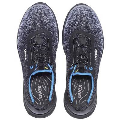 Ein Paar dunkelgraue, gestrickte Sneaker mit blauen Akzenten und schwarzer Sohle, zeigt das Logo der Marke 'uvex' an mehreren Stellen.