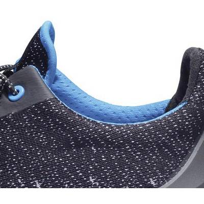 Ein Sportschuh in Nahaufnahme mit schwarzem und blauem Obermaterial, blauen Schnürsenkeln und geringer Aufnahme des Schaftrands.