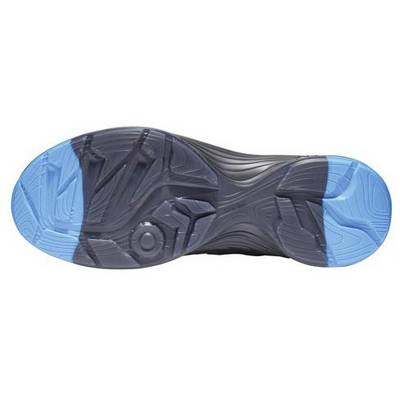 Sohle eines Sportschuhs, schwarze Fläche mit blauen Abschnitten an Ferse und Vorderfuß. Markantes Profil für besseren Grip.