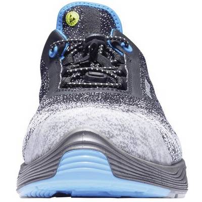 Ein Sportschuh mit grauem und blauem Muster. Die Sohle ist hellblau, und auf der Zunge des Schuhs ist ein gelbes Logo zu sehen.