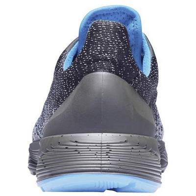 Schwarzer Sportschuh mit blauer Innenpolsterung. Die Sohle hat ein strukturiertes Muster und ist ebenfalls blau. Ansicht von hinten.
