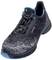 Schwarzer und grauer Sportschuh mit blauen Akzenten, geeignet für Outdoor-Aktivitäten. Elastische Schnürsenkel und rutschfeste Sohle.