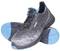Zwei graue und blaue Sportschuhe mit kachelartiger Sohle und auffälligem Farbverlauf-Design, modern und sportlich gestaltet.