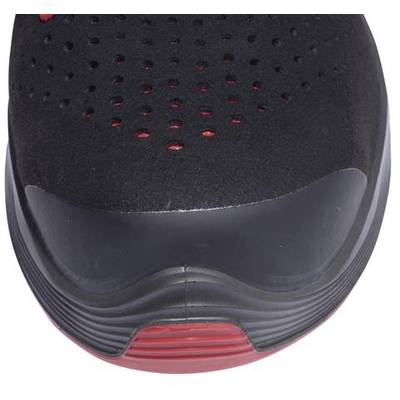 Schwarzer Sportschuh mit roten Akzenten und sichtbarem Profil an der Sohle, geeignet für Outdoor-Aktivitäten oder Sport.