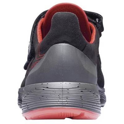 Schwarzer Sportschuh von hinten, mit rotem Innenfutter und leichtem Absatz. Design betont Komfort und Stil für sportliche Aktivitäten.