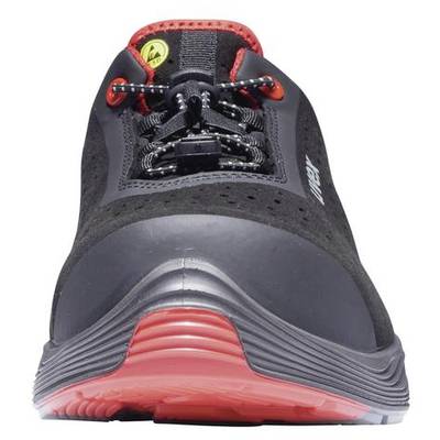 Schwarzer und roter Sportschuh, Vorderansicht. Schwarzes Obermaterial mit roten Akzenten und Schnürsenkeln, robuste Sohle.