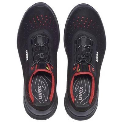 Ein Paar schwarze Sicherheitsschuhe mit roten Akzenten und einer stabilen Sohle. Obenansicht, beide Schuhe mit Schnürung und Markenlogo.
