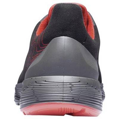 Ein schwarzer Sportschuh von hinten mit orange-roter Sohle und roten Akzenten im Inneren.