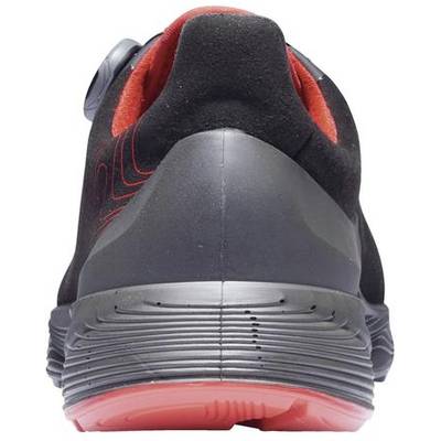 Ein schwarzer Sportschuh mit rotem Innenfutter und roten Akzenten, zeigt die Ferse und Sohle.