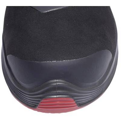 Ein schwarzer Schuh mit roter Sohle und dicker Gummiverstärkung vorne, zeigt eine robuste Konstruktion und sportliches Design.