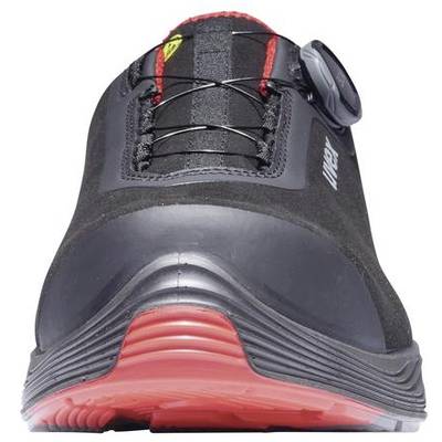 Schwarzer Sportschuh mit roter Sohle, elastische Schnürung und Drehverschluss vorne.