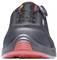 Schwarzer Sportschuh mit roter Sohle, elastische Schnürung und Drehverschluss vorne.