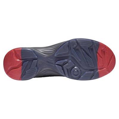 Sohle eines Sportschuhs mit rutschfestem Muster und rot-blauen Bereichen an den Enden, bietet Stabilität und Traktion auf verschiedenen Oberflächen.