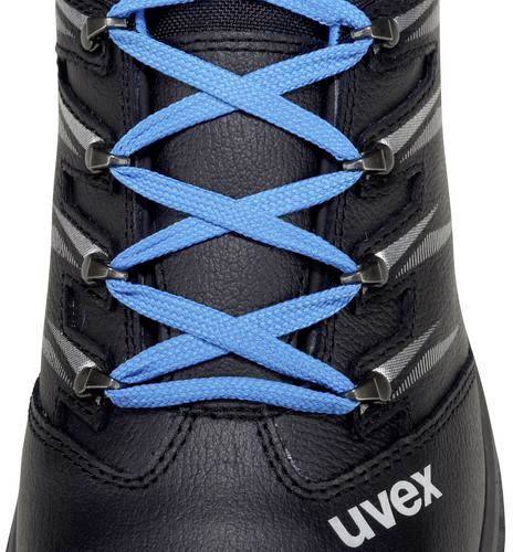 Ein schwarzer Schuh mit blauen Schnürsenkeln und dem weiß aufgedruckten Markennamen 'uvex' sichtbar an der Seite.