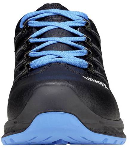 Ein schwarzer Sportschuh mit blauen Schnürsenkeln und blauer Sohle, frontalansicht.