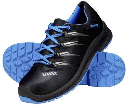 Ein Paar schwarze Schuhe mit blauen Schnürsenkeln und Sohlen. Die Marke 'uvex' ist sichtbar auf der Seite des Schuhs.