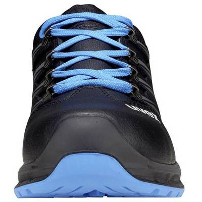 Schwarzer Wanderschuh mit blauen Schnürsenkeln und blauer Sohle, Ansicht von vorne.