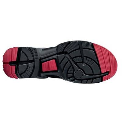 Schwarze und rote Sportschuhsohle mit kreisförmigen Rillenmustern und verschiedenen Texturen für besseren Halt und Dämpfung.