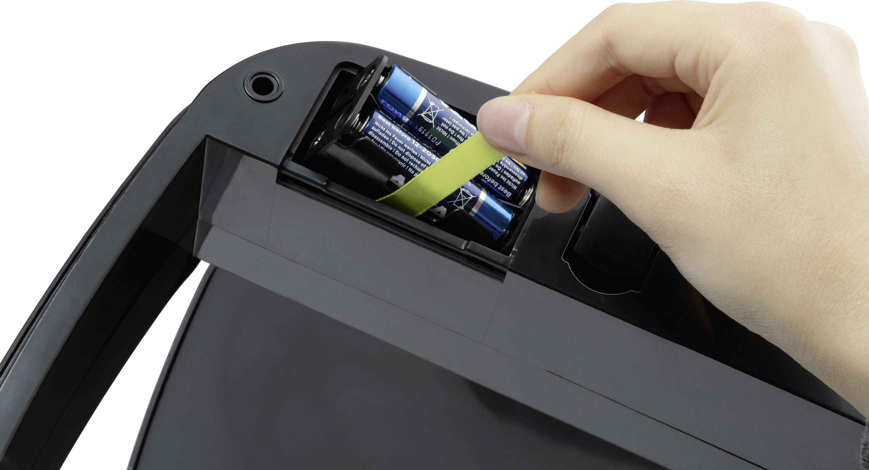 Hand legt Batterie in ein Fach eines Geräts ein. Fachdeckel ist offen, mehrere Batterien sind bereits eingesetzt.