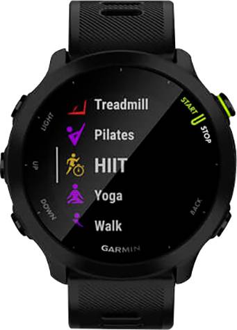 Schwarze Smartwatch mit Display, das Sportmodi zeigt: 'Treadmill', 'Pilates', 'HIIT', 'Yoga', 'Walk'. Am rechten Rand ein grüner Knopf.