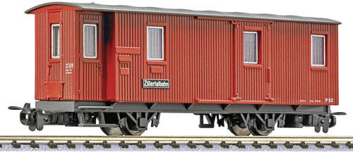 Ein roter Güterwagen der Zillertalbahn mit der Aufschrift 'Zillertalbahn' an der Seite, auf einem Eisenbahngleis platziert.