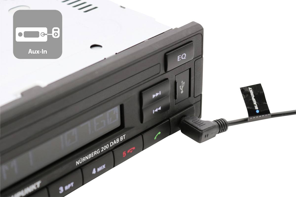 Autoradio mit USB-Anschluss und 'NÜRNBERG 200 DAB BT'-Anzeige. Darstellung eines eingesteckten Kabels.