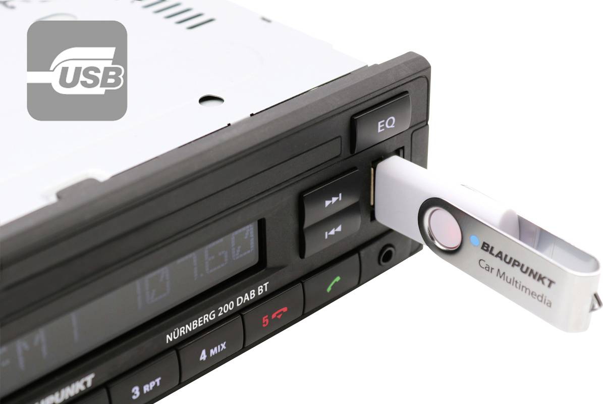 USB-Logo neben einem Autoradio mit einem USB-Stick von Blaupunkt, der in den USB-Port eingesteckt ist.