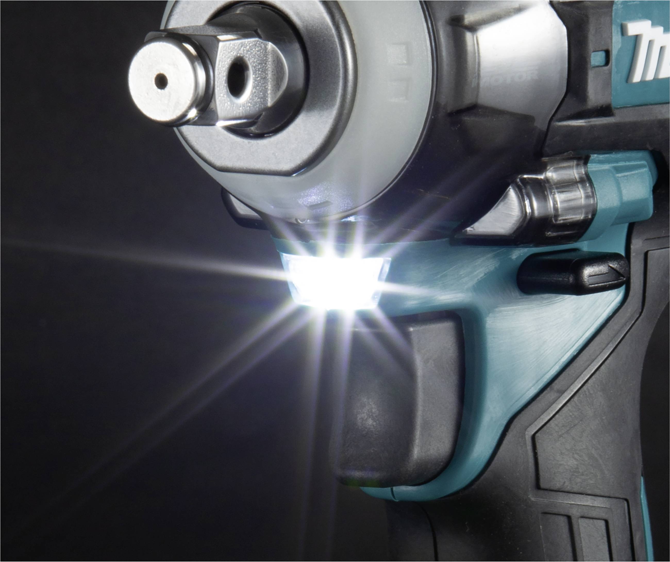 Nahaufnahme eines Akkuschraubers mit eingeschaltetem LED-Licht. Das Gerät ist in Schwarz und Türkis gehalten.