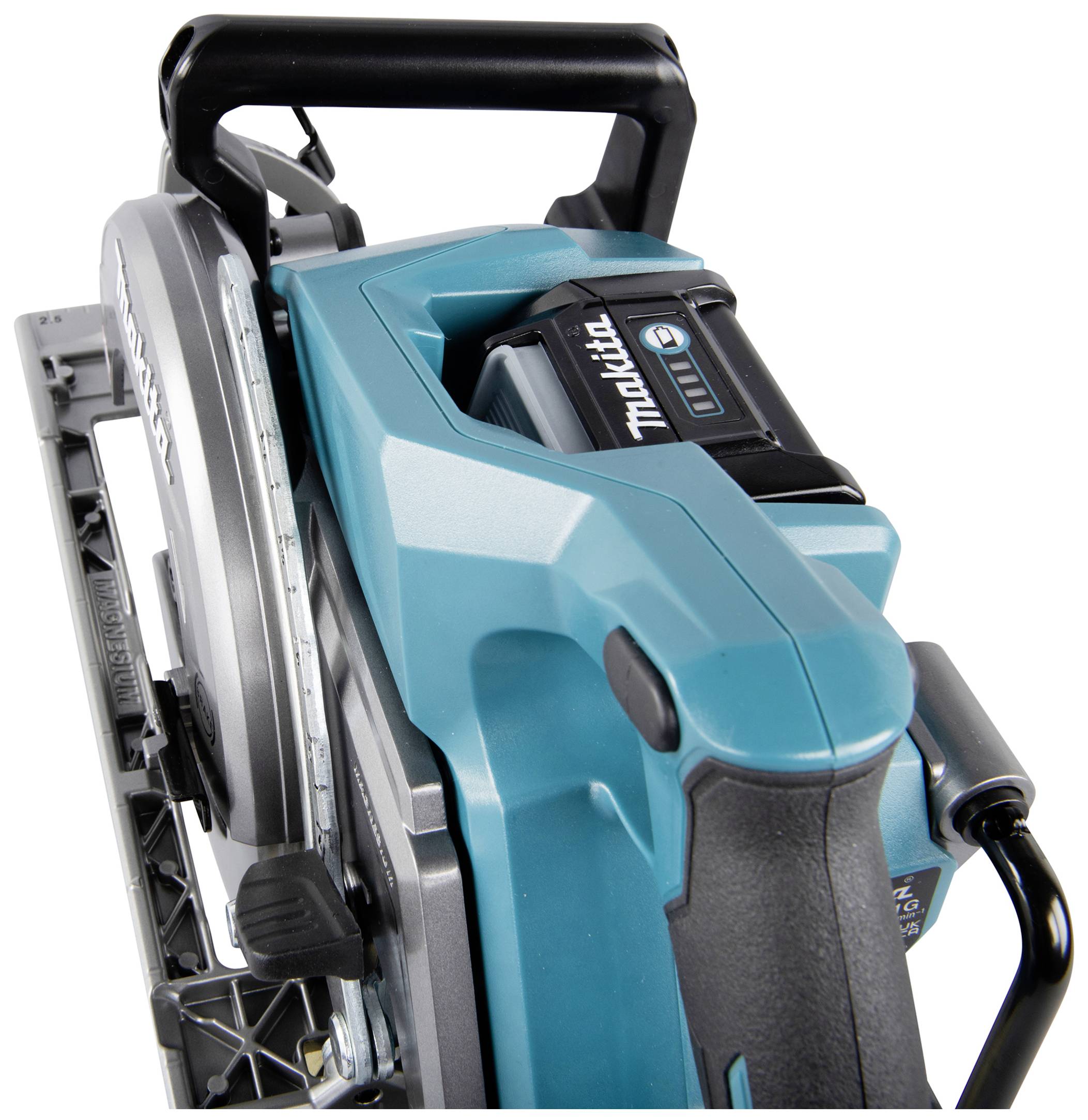 Akkubetriebene Handkreissäge in Nahaufnahme, mit blauem Gehäuse und schwarzem Griff. Sie zeigt eine eingebaute Batterie und Sägeblatt.