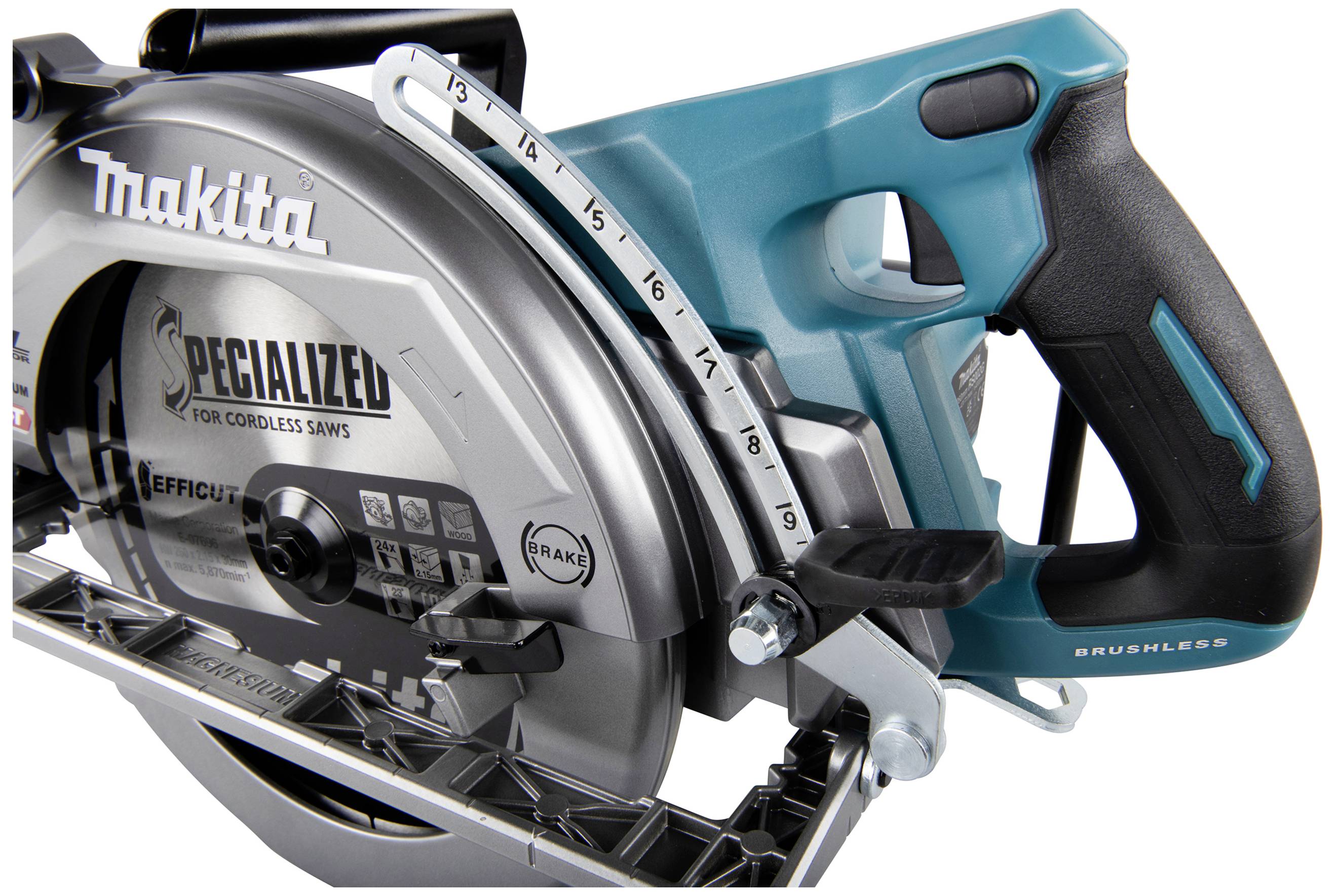 Eine blaue Handkreissäge mit der Aufschrift 'Makita'. Sie hat eine Metallschiene zur Tiefeneinstellung und einen schwarzen Griff.