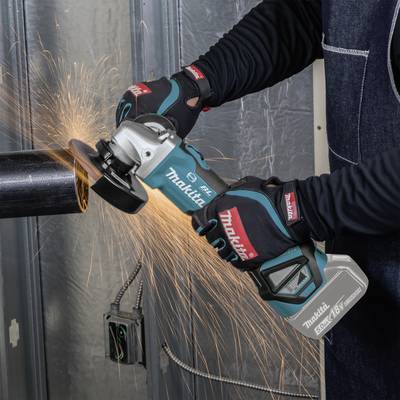 Person schneidet mit einem Winkelschleifer ein Metallrohr, Funken fliegen. Handschuhe und Sicherheitskleidung werden getragen.