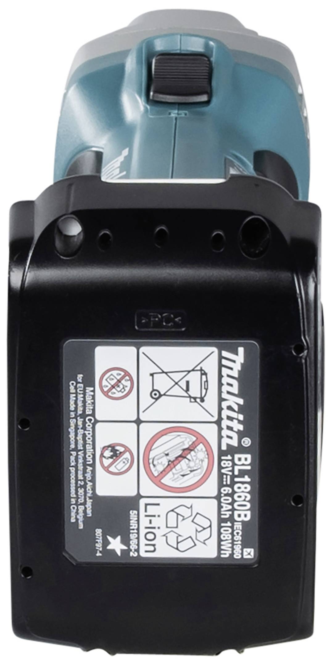 Makita Akku mit der Aufschrift 'Li-Ion 18V 60Wh' auf einem Elektrowerkzeug. Warnhinweise und Recycling-Symbole sind sichtbar.