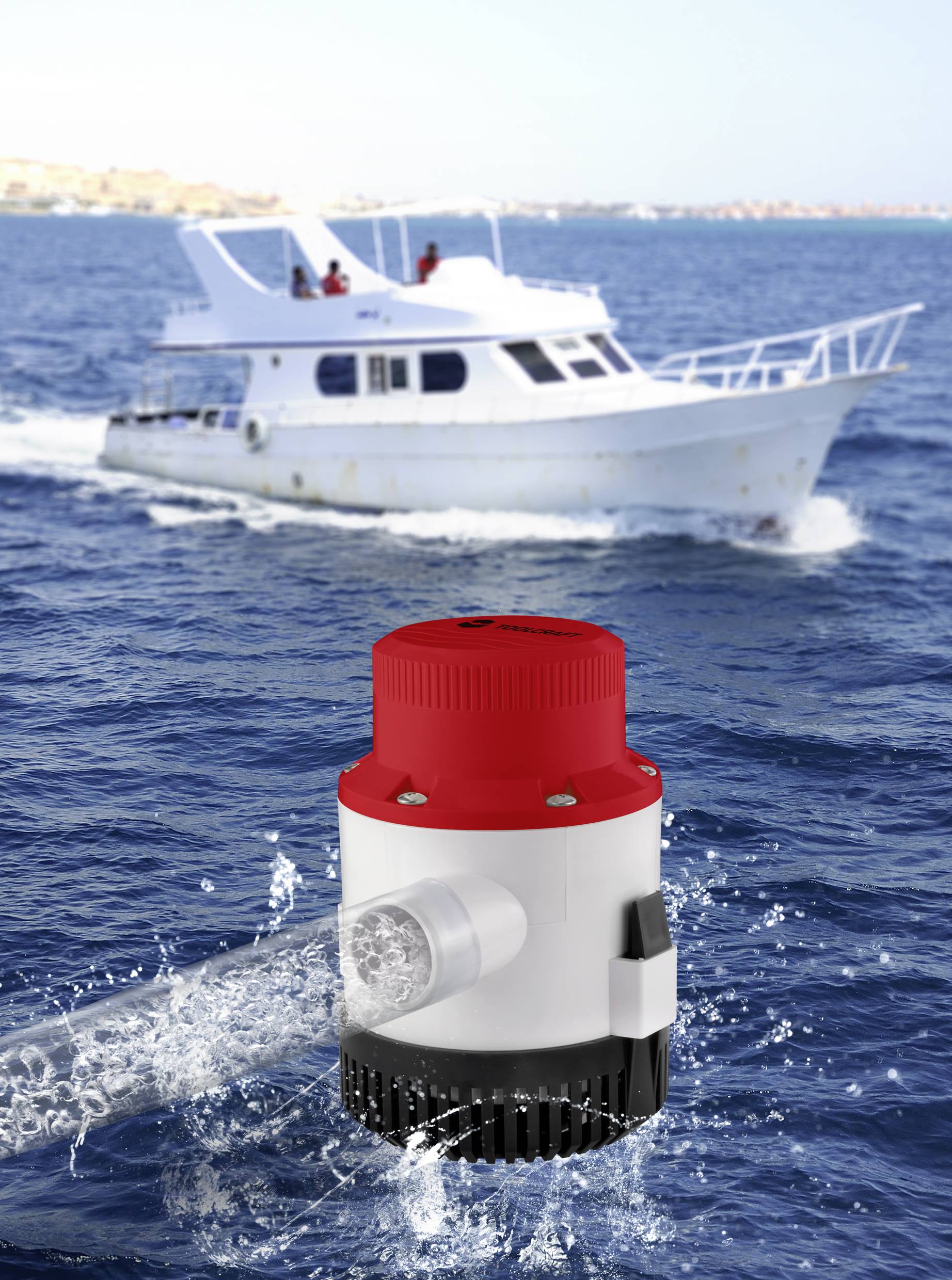 Eine kleine Pumpe pumpt Wasser vor einem vorbeifahrenden Motorboot auf dem Meer. Das Bild zeigt Bootszubehör im Einsatz.