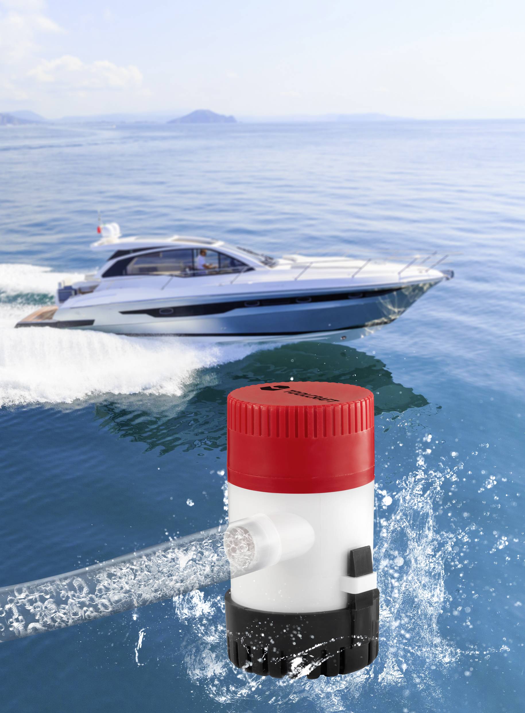 Motorboot fährt auf offenem Meer. Im Vordergrund eine rote und weiße Wasserpumpe, die Wasser in ein transparentes Rohr leitet.