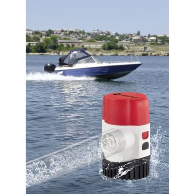 Eine elektrische Wasserpumpe pumpt Wasser aus einem See, während im Hintergrund ein Schnellboot fährt.