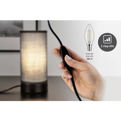 Eine Hand hält einen Dimmschalter stehend. Daneben eine Tischlampe, ein Glühbirnenbild, und ein Symbol mit '3 step dim' Text.