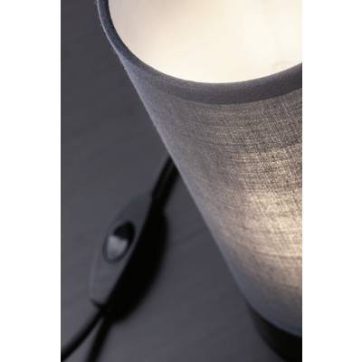 Eine eingeschaltete Tischlampe mit grauem Stoffschirm auf dunkler Oberfläche, daneben ein ein-/ausschaltbarer Kippschalter am Kabel.