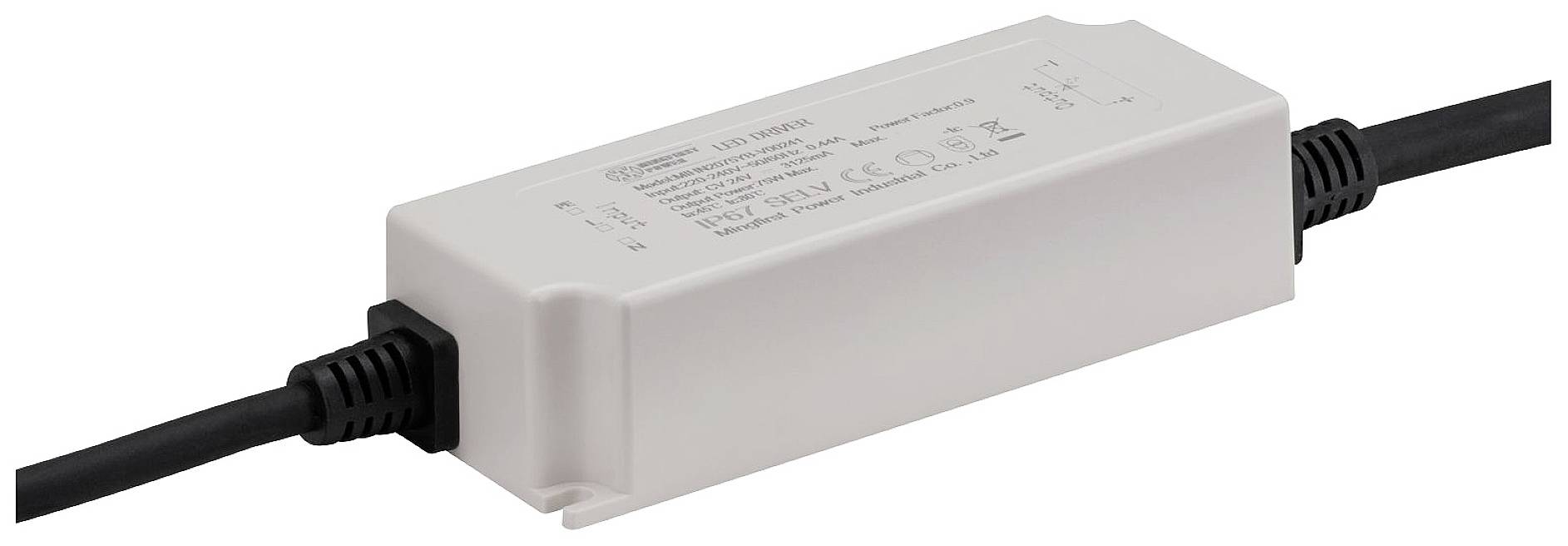 Netzteil mit weißen Gehäuse und schwarzem Kabel links und rechts. Elektrische Spezifikationen und Zertifizierungen aufgedruckt.