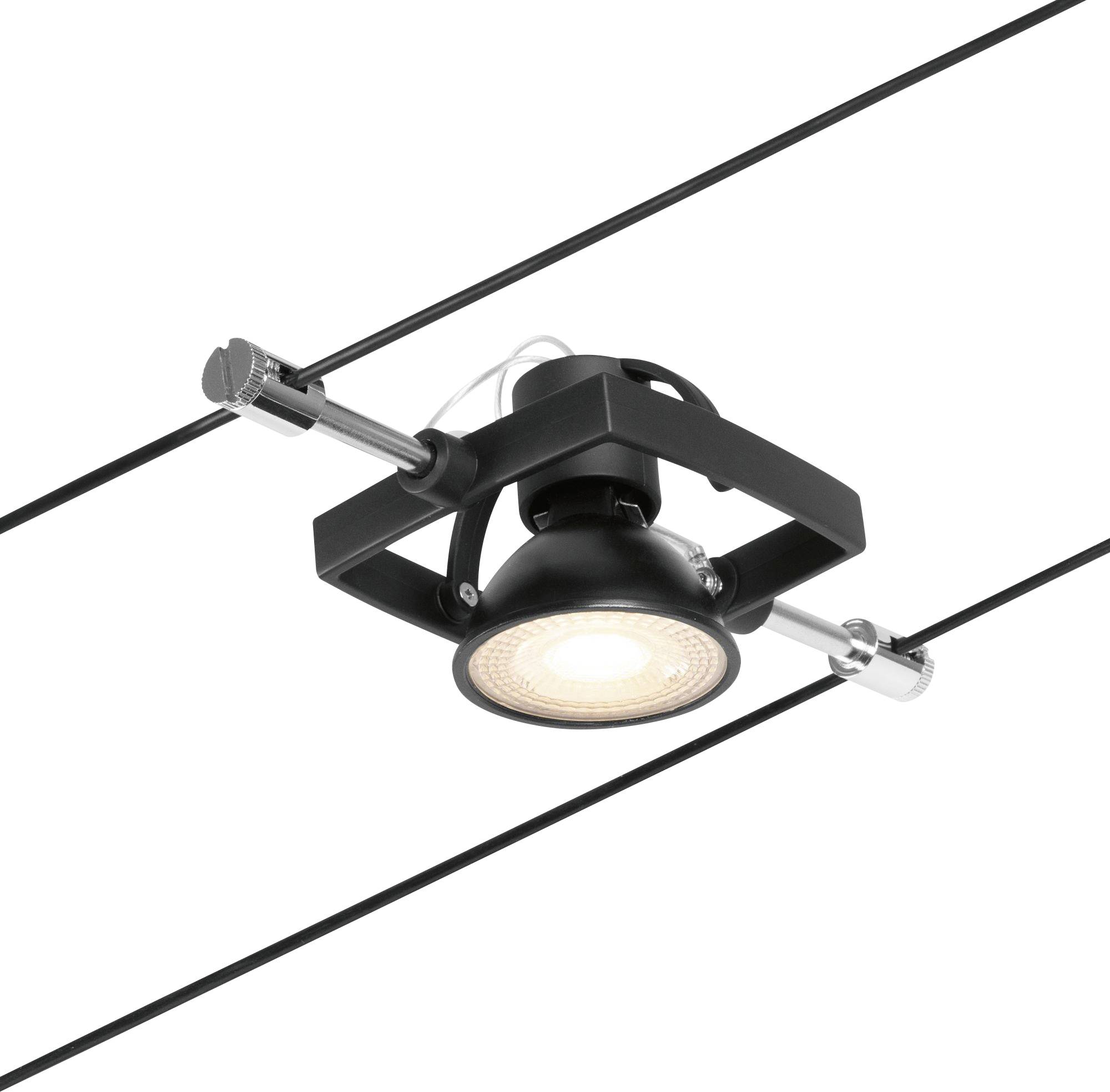 Ein schwarzer Deckenstrahler befestigt an Drähten, leuchtet nach unten. Modernes Design, geeignet für akzentuierte Beleuchtung.