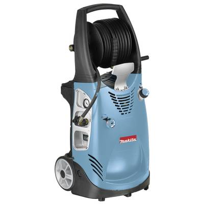 Hochdruckreiniger von Makita, steht aufrecht. Integrierter Schlauch und Räder für einfache Mobilität. Ideal für kräftiges Reinigen draußen.