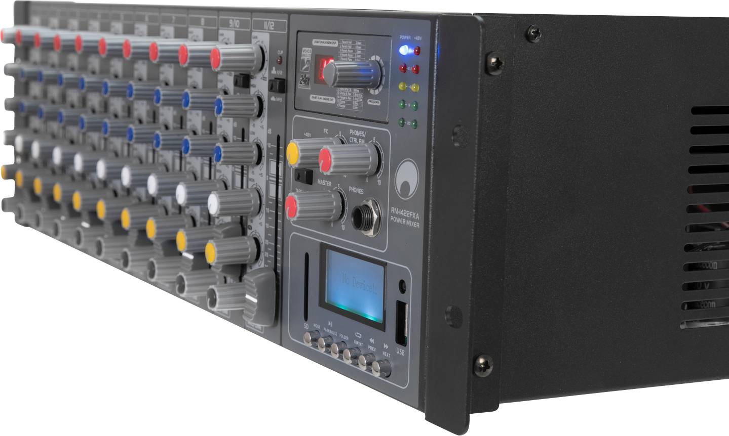 Audiomischpult mit zahlreichen Knöpfen und Reglern in verschiedenen Farben. Eine digitale Anzeige leuchtet blau.