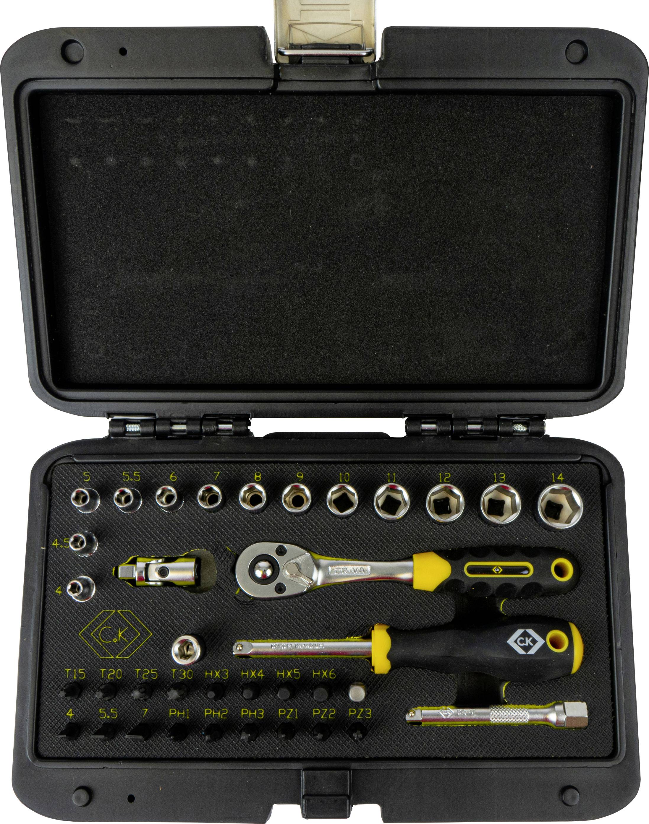 Ein Werkzeugkoffer mit einem Steckschlüsselsatz, Ratsche, Verlängerungen und Schraubendrehern, geordnet nach Größe in einer geöffneten Box.