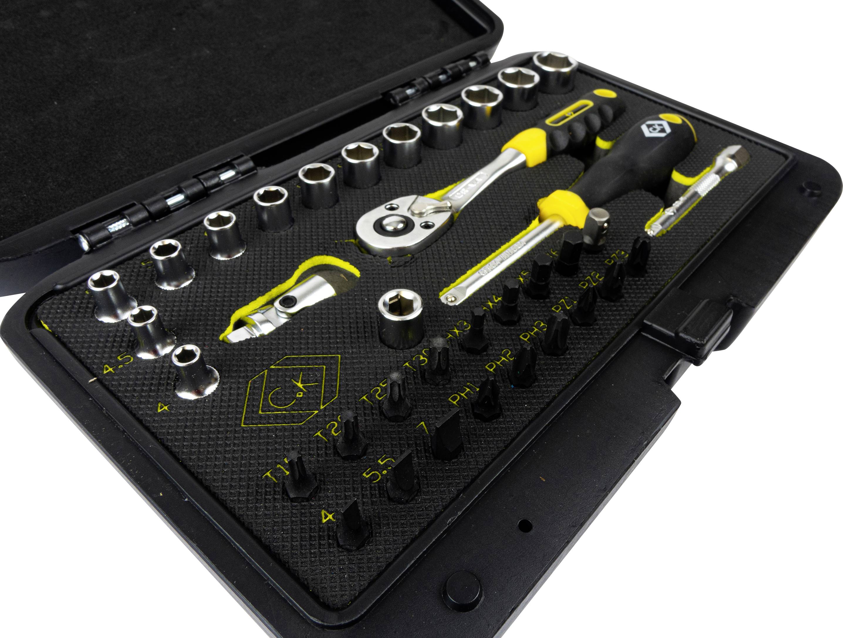 Werkzeugkasten mit Ratsche, Schraubendrehern und verschiedenen Stecknüssen in geordneter Anordnung.