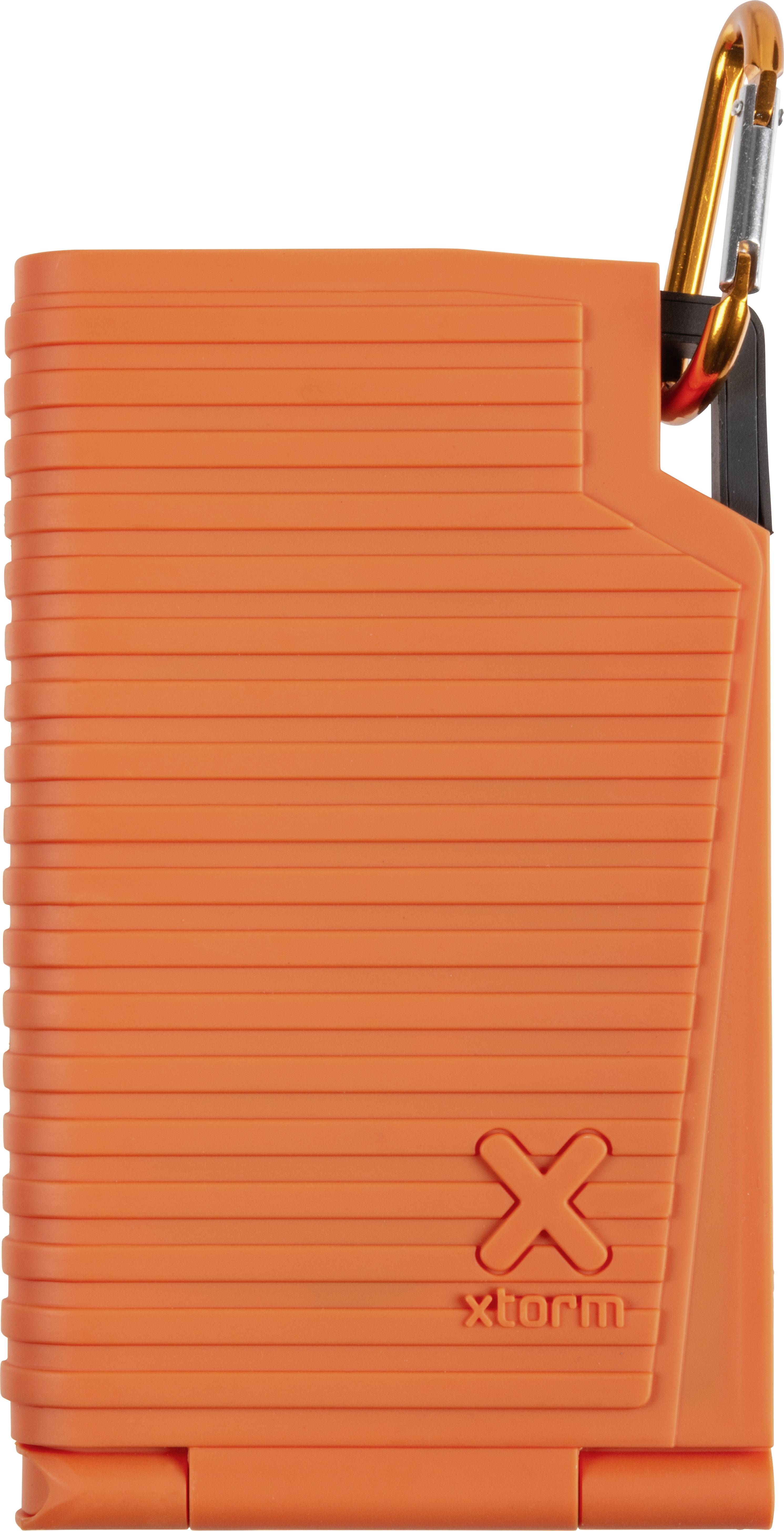 Tragbare orange Powerbank mit Rillenstruktur und Karabinerhaken, Marke 'Xtorm'. Ideal für Outdoor-Aktivitäten und robusten Einsatz.