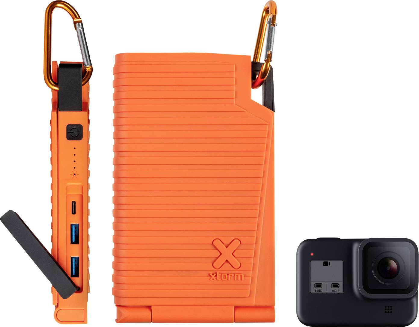 'Orangefarbene, tragbare Powerbank mit USB-Anschlüssen und Karabiner neben einer Actionkamera. Ideal für Outdoor-Abenteuer.'