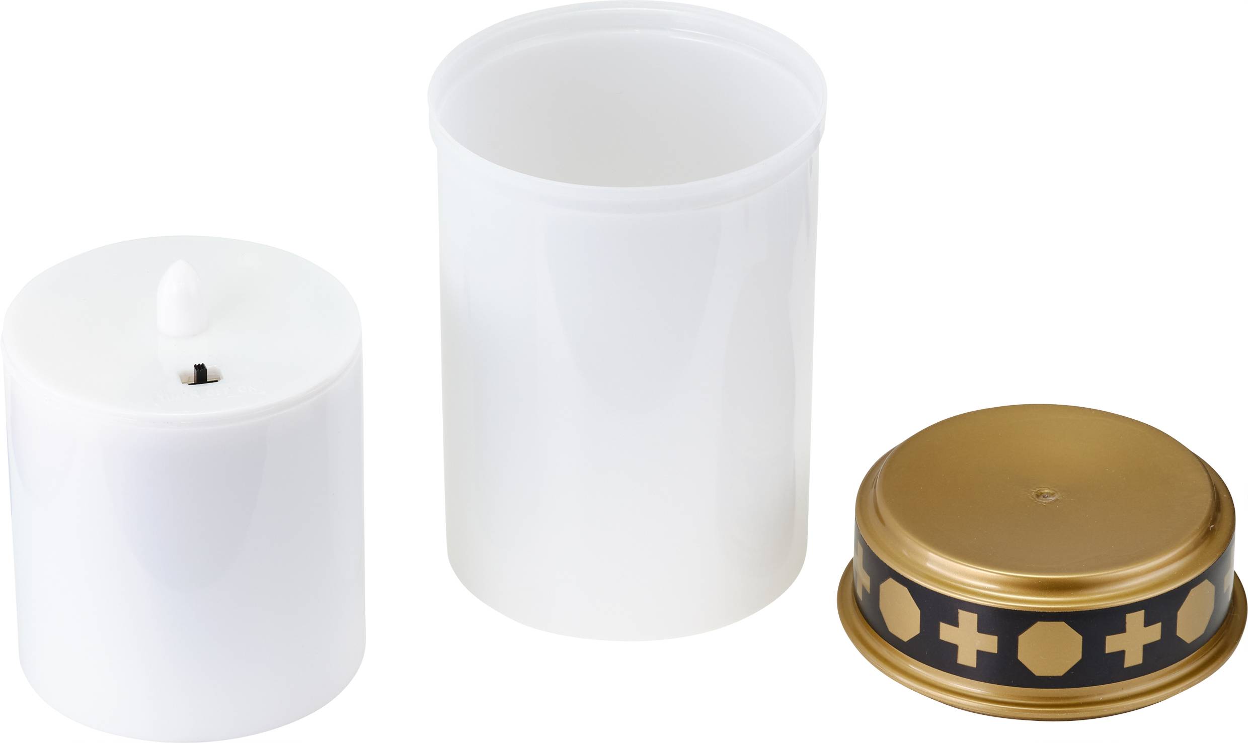 Drei weiße Grableuchten in verschiedenen Varianten: eine mit Flamme, eine als Becher und eine mit goldenem Metalldeckel mit Kreuzen.