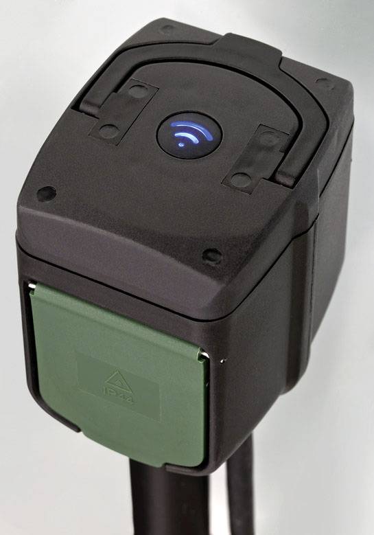 Schwarze und grüne Steckdose mit WLAN-Symbol auf der Oberseite, zeigt die Funktion zur drahtlosen Verbindung an.