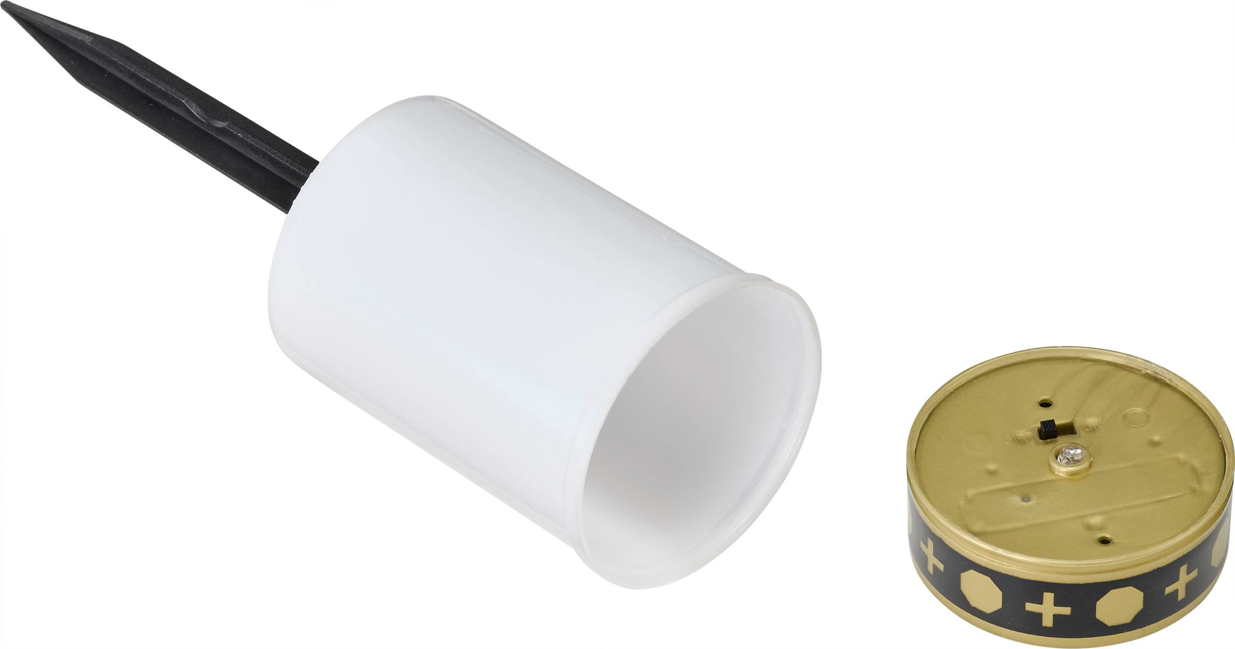 Eine weiße, zylindrische Laterne mit schwarzem Spieß neben einem goldenen Deckel mit Plus- und Minus-Symbolen.