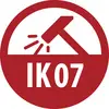 Rotes kreisförmiges IK07 Stoßfestigkeitssymbol mit einem Hammer, der mit Funken schlägt, das Schutz gegen 2-Joule-Auswirkungen anzeigt.